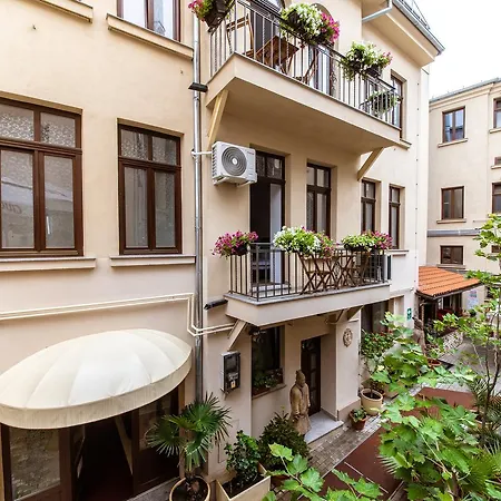 Boutique By Jullie Aparthotel