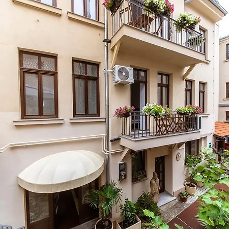 Boutique By Jullie Aparthotel